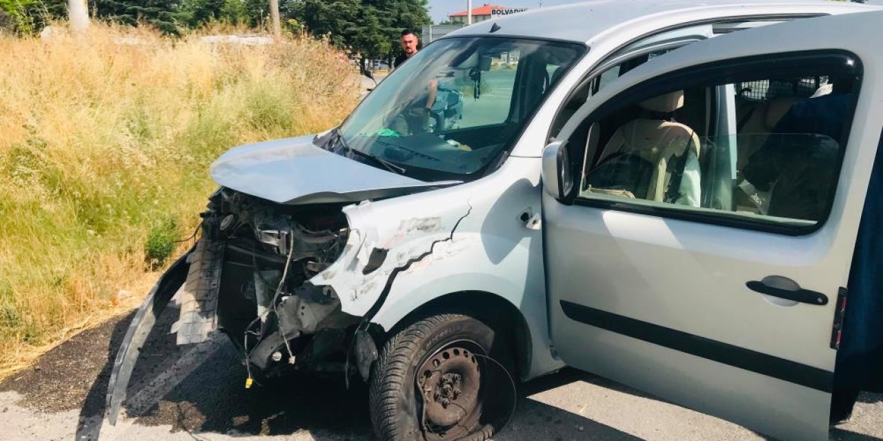 Bolvadin'de iki otomobil çarpıştı: 4 yaralı