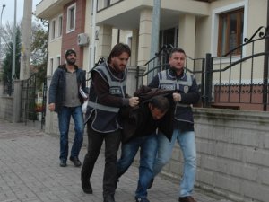 Dolandırıcıya paralarını poşetle balkondan attı