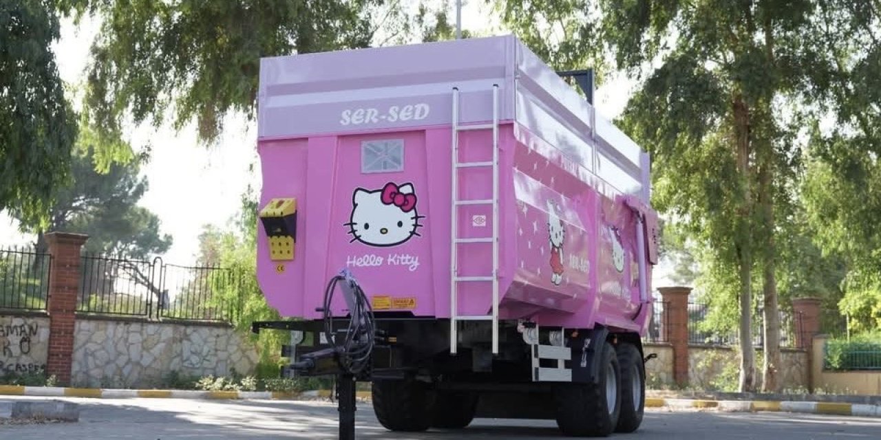 Çiftçi babadan kızlarına ‘Hello Kitty’ sürprizi! Traktör römorku ilgi odağı oldu