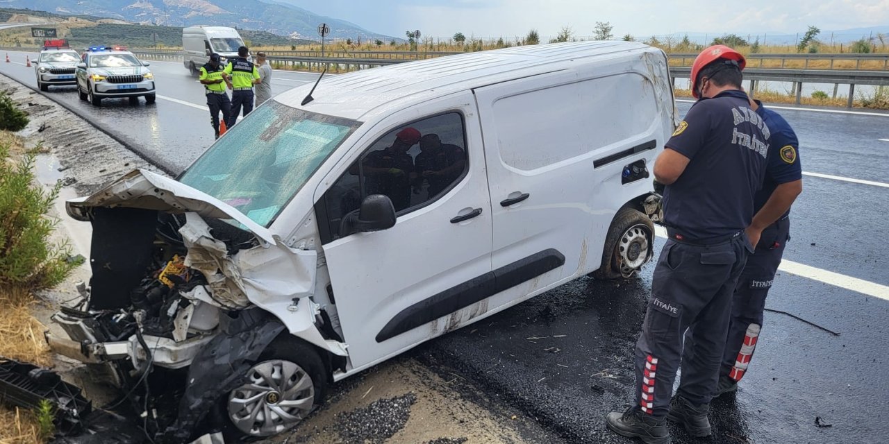 Kuyucak’ta su kanalına devrilen otomobilin sürücüsü yara almadan kurtuldu