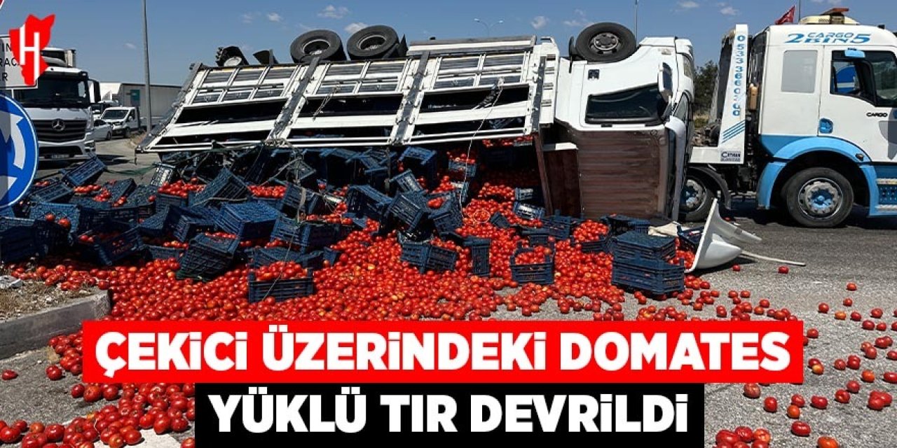 Çekici üzerindeki domates yüklü kamyon yola devrildi