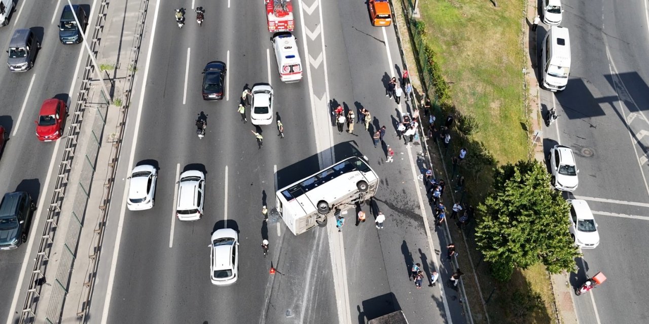 Banka personelini taşıyan midibüs devrildi: 21 yaralı