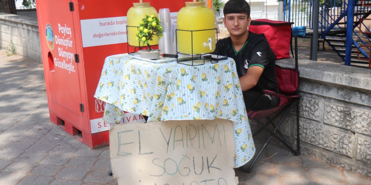 14 yaşındaki Buğra limonata satarak asgari ücretin üç katını kazandı