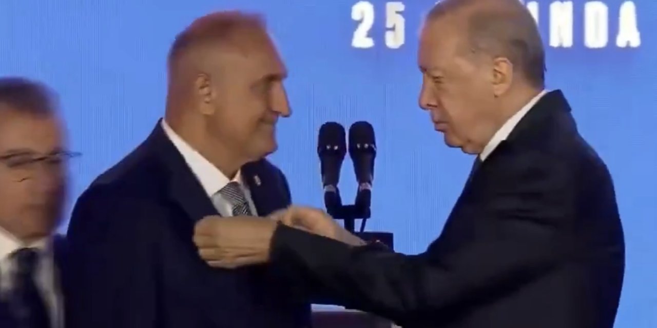 Ömer Karakaş’a parti rozetini Cumhurbaşkanı Erdoğan taktı