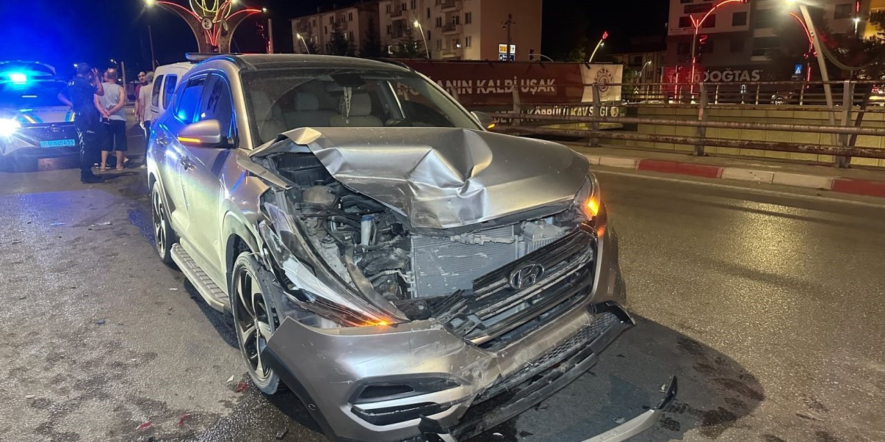 İki otomobil çarpıştı: 2’si çocuk 6 yaralı