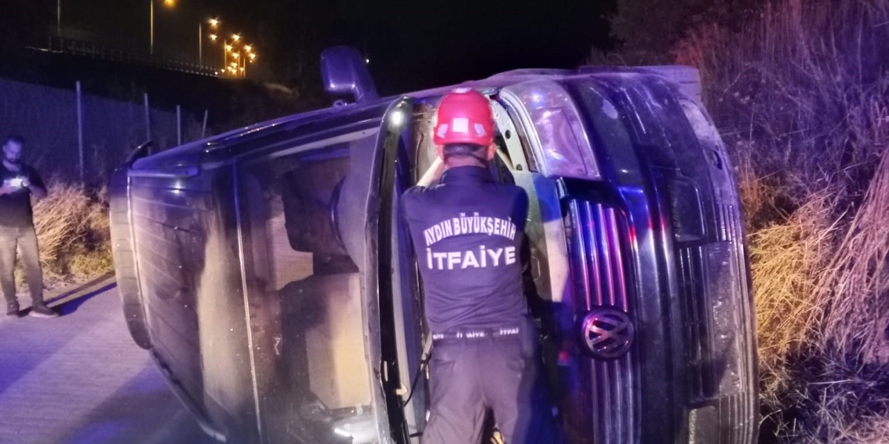 Devrilen araçta sıkışan sürücüyü itfaiye kurtardı