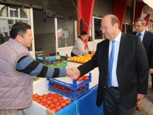 Özakcan, Sokak Sokak Gezip Halkın Sorunlarını Dinliyor
