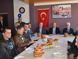 Başkan Özakcan, Esnaf Sofrasına Konuk Oldu