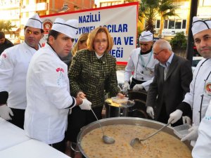 Nazillili Aşçılar 5 Bin Kişiye Aşure Dağıttı
