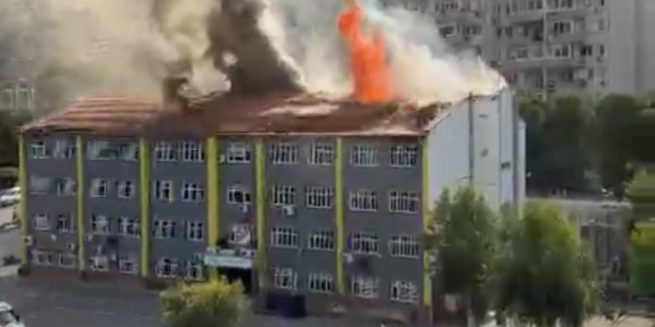 Okul çatısında korkutan yangın