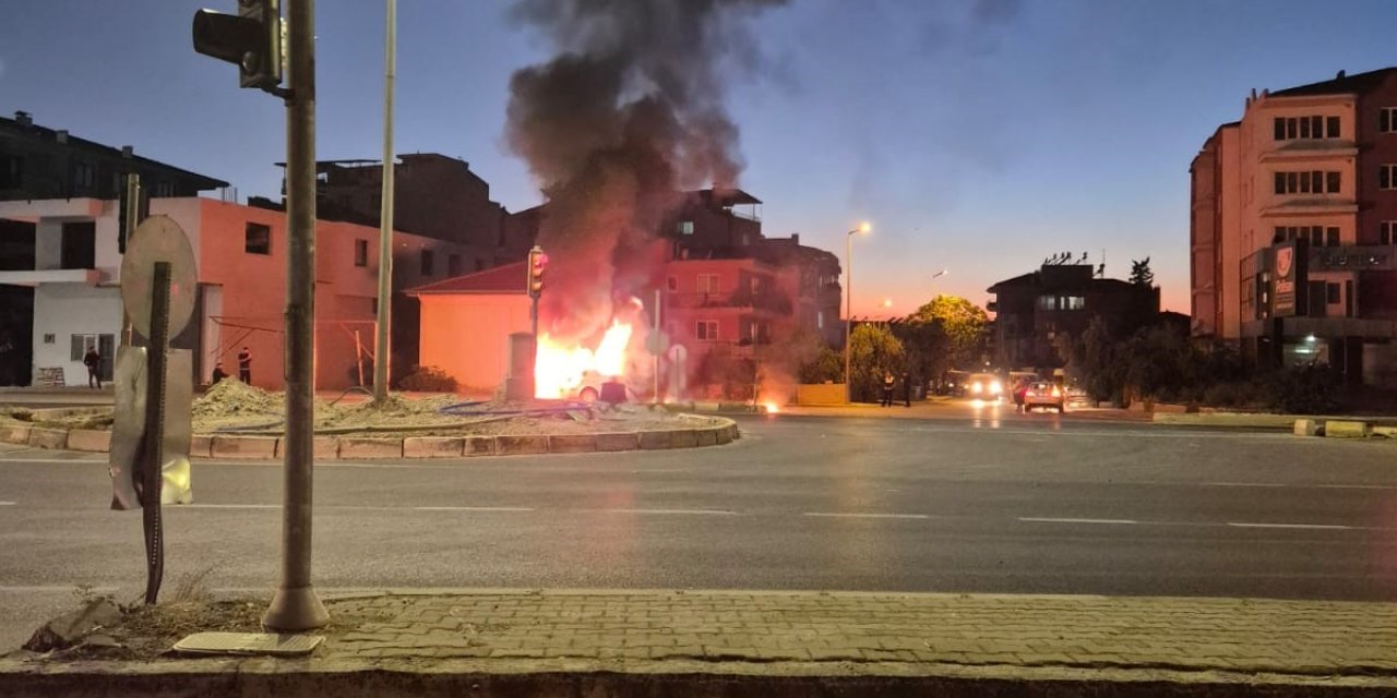 Seyir halindeki otomobil cayır cayır yandı!
