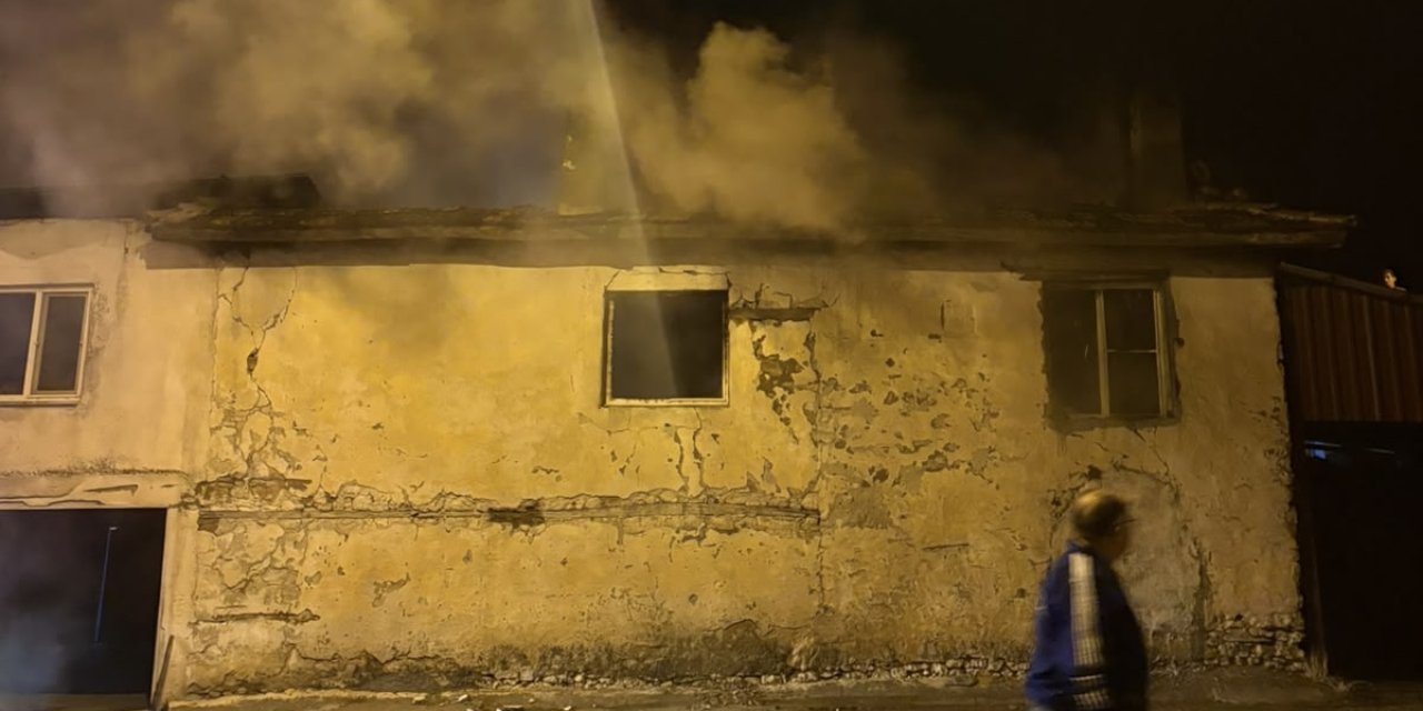 Karacasu’da ev yangını! Aynı aileden 3 kişi Nazilli’de tedavi altına alındı