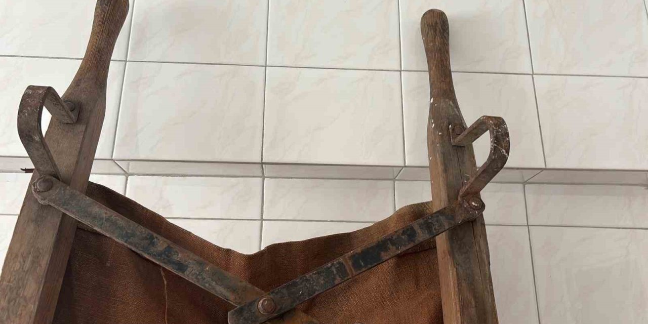 Çöpten tarih çıktı: Zabıta bulduğu ’1915’ damgalı askeri sedyeyi tarihe emanet etti
