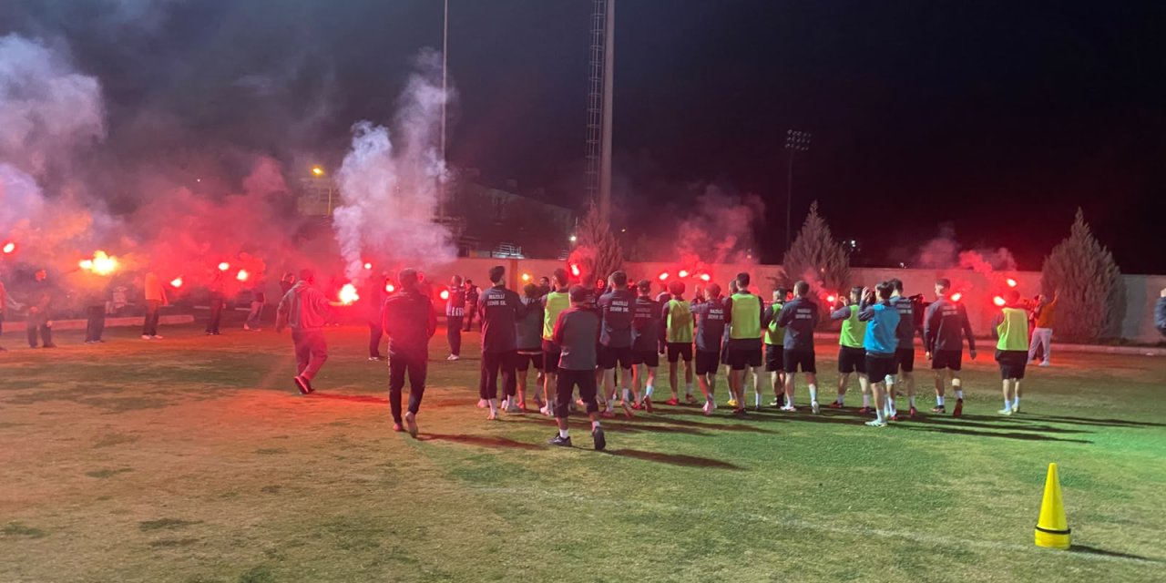 Nazilli Şehir Spor’da yüzler gülüyor! Taraftar tesisleri aydınlattı