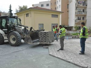 Kuşadası’nda Yol ve Kaldırım Çalışmaları Devam Ediyor