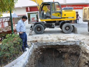 Kuşadası’nda yer altı koyneyniri montajı sürüyor