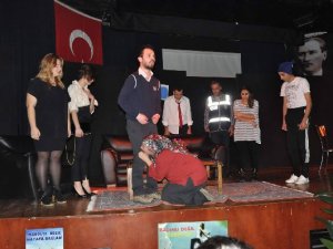 Tiyatro ile uyuşturucunun zararlarını anlattılar