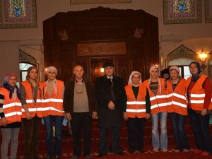 Efeler Belediyesi camileri temizliyor
