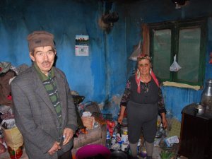 Özürlü çift, yıkık dökük evde yaşamaya çalışıyor