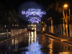 Kuşadası’nda yeni yıl aydınlatma çalışmaları başlatıldı