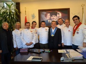 Kuşadalı aşçılar, Başkan Özer Kayalı’yı ziyaret etti