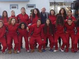 7 Eylül Gençlikspor'un bayanları ilk yarıyı mutlu bitirdi