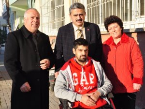 Nazilli Belediyesi, Hamit Damaş’a akülü engelli aracını teslim etti