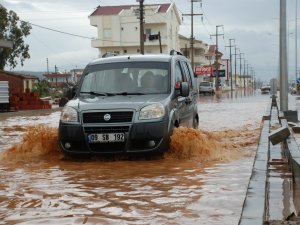 Didim’de sağanak yağış hayatı olumsuz etkiledi