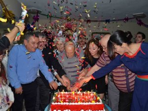 Kuşadası'nda huzurevi sakinleri yeni yılı erken kutladı