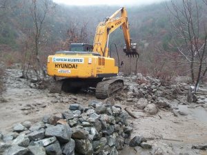 Kuyucak’ta aşırı yağışlar göleti patlattı