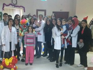 Tıp Fakültesi Hastanesi’nde miniklere özel yeni yıl programı düzenlendi