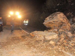 Nazilli-Ödemiş yolunda heyelan meydana geldi