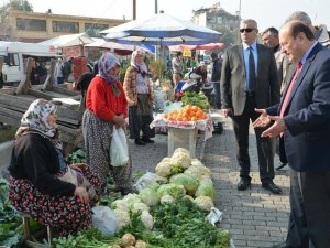 Başkan Özakcan, Cumartesi Pazarı'nı ziyaret etti