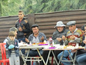 Bir yanda alkol.. Diğer yanda dua!