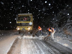 Aydın’da kar köylerle ulaşımı kopardı