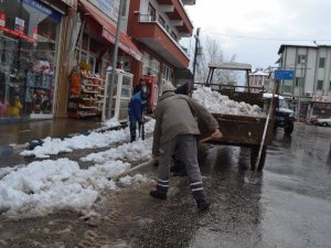 Karacasu'da kar ve buzlanmayla mücadele devam ediyor