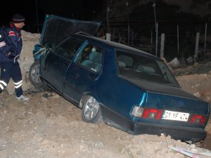 Yol kenarındaki kayaya çarpan sürücü yaralandı