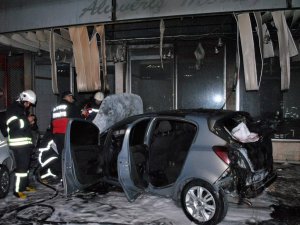 Alev alan araç az daha apartmanı yakıyordu