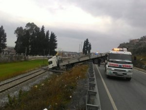 Söke’de TIR yoldan çıktı, faciadan dönüldü