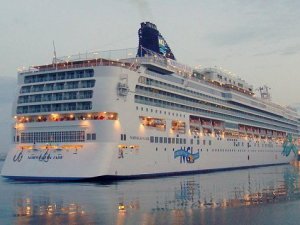 Kuşadası’na 2015 yılının ilk turist gemisi geldi