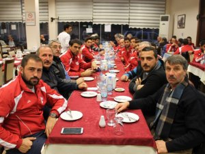 Başkan Toyran, Sökespor’lu futbolculara galibiyet yemeği verdi