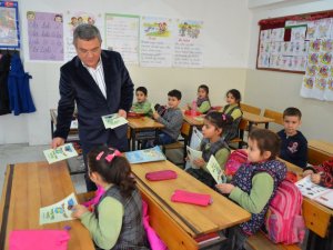 Başkan Özer Kayalı kitap dağıttı