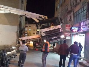 Kuşadası'nda beton mikseri askıda kaldı