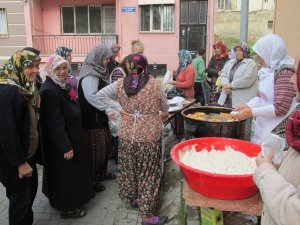 Mahalle sakinleri lokma döktürdü