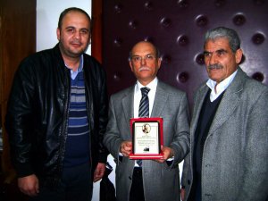 Yollar ve Dikenler’den Söylevci’ye teşekkür plaketi