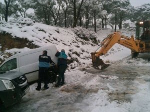 Yolda kalan sürücüleri Koçarlı Belediyesi ekipleri kurtardı