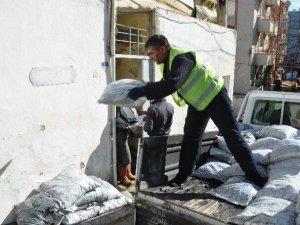 Kuşadası Belediyesi’nden 200 aileye yakacak yardımı