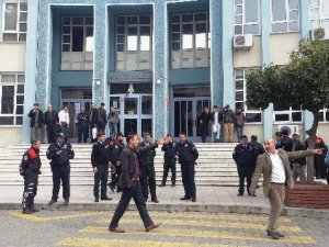 Cezayı çok bulan zanlının yakınları adliye önünde isyan etti
