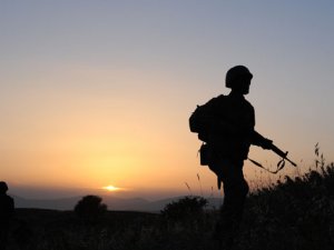 Nöbetteki asker cinnet getirdi; 3 asker şehit