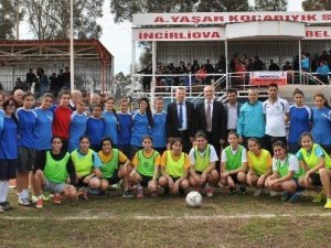 Başkan Kale’den bayan futbol takımına ziyaret